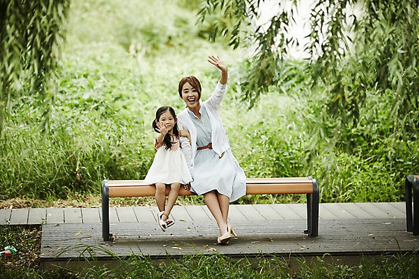 포토 JPG 주간 전신 나무 공원 여자 딸 어린이 벤치 모녀 엄마 미소 앉기 소녀 20대 성인 야외 두명 앞모습 다정 산책 한국인 손인사 여자만 국내포토 자연요소 식물 공공시설 뷰포인트 컨셉 의자 가족 모션 휴식 표정 사람 동양인 청년 인사 파일형식