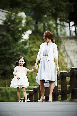 포토 JPG 주간 전신 공원 여자 딸 어린이 모녀 엄마 미소 소녀 20대 성인 야외 두명 앞모습 걷기 손잡기 다정 산책 한국인 가교 여자만 국내포토 자연요소 건축물 공공시설 뷰포인트 컨셉 가족 모션 휴식 표정 사람 동양인 청년 파일형식