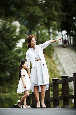 포토 JPG 주간 전신 공원 여자 딸 어린이 모녀 엄마 미소 소녀 20대 성인 야외 두명 앞모습 걷기 손잡기 다정 산책 한국인 가리킴 가교 여자만 국내포토 자연요소 건축물 공공시설 뷰포인트 컨셉 가족 모션 휴식 표정 사람 동양인 손짓 청년 파일형식