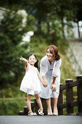 포토 JPG 주간 전신 공원 여자 딸 어린이 모녀 엄마 미소 소녀 20대 성인 야외 두명 앞모습 걷기 손잡기 산책 한국인 가리킴 가교 여자만 국내포토 자연요소 건축물 공공시설 뷰포인트 가족 모션 휴식 표정 사람 동양인 손짓 청년 파일형식