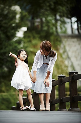 포토 JPG 주간 전신 공원 여자 딸 어린이 모녀 엄마 미소 소녀 20대 성인 야외 두명 앞모습 걷기 손잡기 다정 산책 한국인 가리킴 가교 여자만 국내포토 자연요소 건축물 공공시설 뷰포인트 컨셉 가족 모션 휴식 표정 사람 동양인 손짓 청년 파일형식