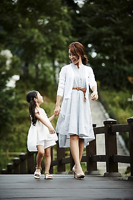 포토 JPG 주간 전신 공원 여자 딸 어린이 모녀 엄마 미소 소녀 20대 성인 야외 두명 앞모습 걷기 손잡기 다정 산책 한국인 가교 여자만 국내포토 자연요소 건축물 공공시설 뷰포인트 컨셉 가족 모션 휴식 표정 사람 동양인 청년 파일형식