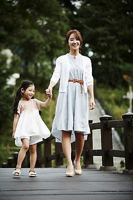 포토 JPG 주간 전신 공원 여자 딸 어린이 모녀 엄마 미소 소녀 20대 성인 야외 두명 앞모습 걷기 손잡기 다정 산책 한국인 가교 여자만 국내포토 자연요소 건축물 공공시설 뷰포인트 컨셉 가족 모션 휴식 표정 사람 동양인 청년 파일형식