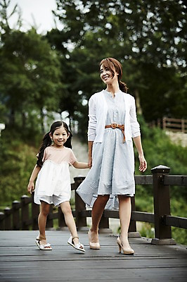 포토 JPG 주간 전신 나무 공원 여자 딸 어린이 모녀 엄마 미소 소녀 20대 성인 야외 두명 앞모습 걷기 손잡기 다정 산책 한국인 가교 여자만 국내포토 자연요소 식물 건축물 공공시설 뷰포인트 컨셉 가족 모션 휴식 표정 사람 동양인 청년 파일형식