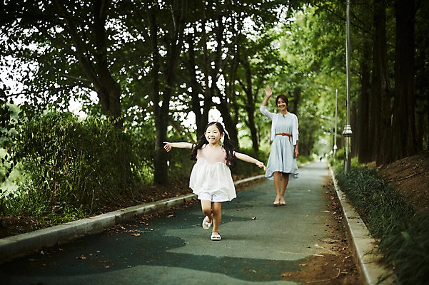 포토 JPG 주간 전신 나무 공원 여자 딸 어린이 모녀 엄마 미소 소녀 20대 성인 야외 두명 앞모습 달리기 걷기 산책 산책로 원근감 한국인 손인사 여자만 국내포토 자연요소 식물 공공시설 길 뷰포인트 가족 모션 휴식 표정 사람 동양인 청년 인사 파일형식