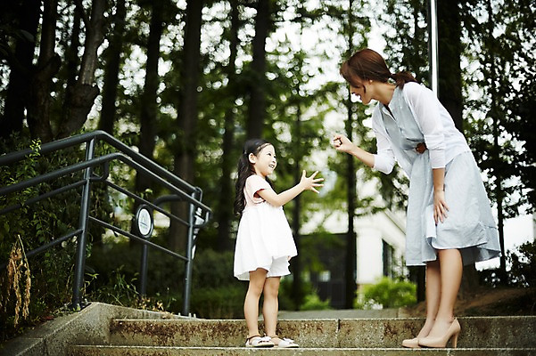 포토 JPG 주간 전신 나무 공원 여자 딸 어린이 놀이 모녀 엄마 서기 미소 소녀 20대 성인 야외 두명 옆모습 계단 다정 산책 한국인 가위바위보 여자만 국내포토 자연요소 식물 공공시설 뷰포인트 컨셉 가족 모션 휴식 표정 사람 동양인 청년 파일형식