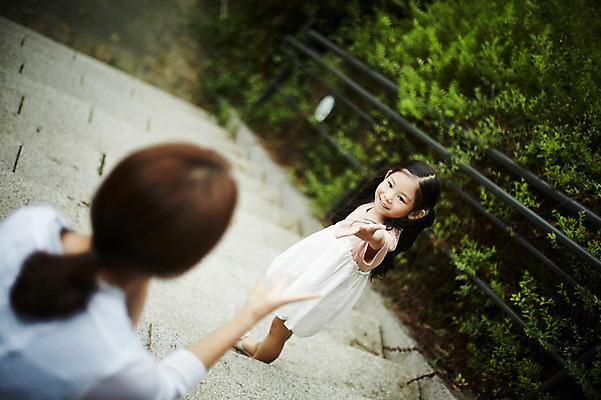 포토 JPG 주간 전신 공원 여자 딸 어린이 놀이 모녀 엄마 미소 소녀 상반신 20대 성인 야외 두명 뒷모습 계단 산책 한국인 뒤돌아보기 가위바위보 여자만 국내포토 자연요소 공공시설 뷰포인트 가족 모션 휴식 표정 사람 동양인 청년 파일형식