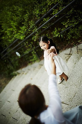 포토 JPG 주간 전신 나무 공원 여자 딸 어린이 놀이 모녀 엄마 소녀 상반신 20대 성인 야외 두명 뒷모습 계단 산책 한국인 뒤돌아보기 가위바위보 여자만 국내포토 자연요소 식물 공공시설 뷰포인트 가족 모션 휴식 사람 동양인 청년 파일형식