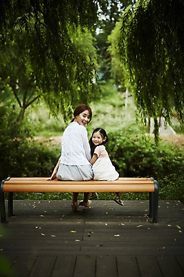 포토 JPG 주간 전신 나무 공원 여자 딸 어린이 벤치 모녀 엄마 미소 앉기 소녀 20대 성인 야외 두명 뒷모습 산책 한국인 뒤돌아보기 여자만 국내포토 자연요소 식물 공공시설 뷰포인트 의자 가족 모션 휴식 표정 사람 동양인 청년 파일형식