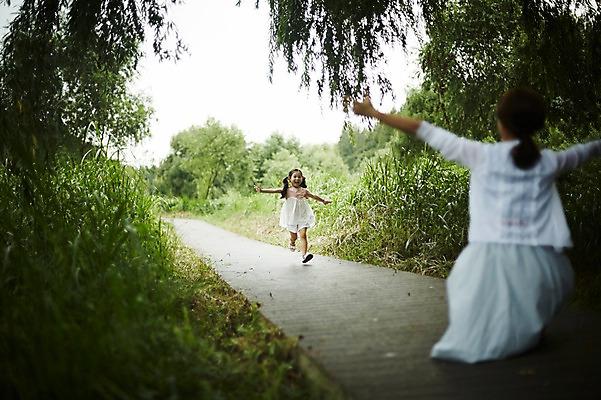 포토 JPG 주간 전신 나무 공원 여자 딸 어린이 모녀 엄마 팔벌리기 앉기 소녀 20대 성인 야외 두명 앞모습 뒷모습 달리기 산책 산책로 한국인 즐거움 여자만 국내포토 자연요소 식물 공공시설 감정 길 뷰포인트 가족 모션 휴식 사람 동양인 청년 파일형식