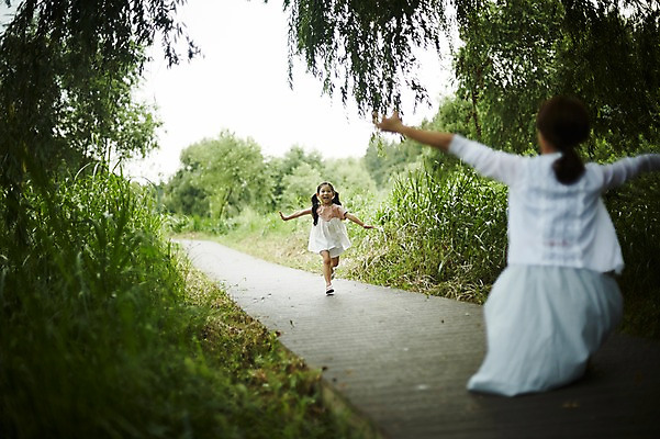 포토 JPG 주간 전신 나무 공원 여자 딸 어린이 모녀 엄마 팔벌리기 앉기 소녀 20대 성인 야외 두명 앞모습 뒷모습 달리기 산책 산책로 한국인 즐거움 여자만 국내포토 자연요소 식물 공공시설 감정 길 뷰포인트 가족 모션 휴식 사람 동양인 청년 파일형식