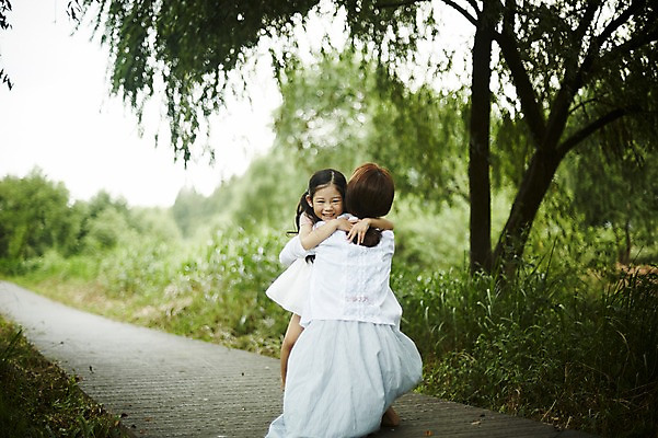 포토 JPG 주간 전신 나무 공원 여자 딸 어린이 포옹 모녀 엄마 미소 앉기 소녀 20대 성인 야외 두명 뒷모습 산책 산책로 한국인 여자만 국내포토 자연요소 식물 공공시설 길 뷰포인트 가족 안기 모션 휴식 표정 사람 동양인 청년 파일형식