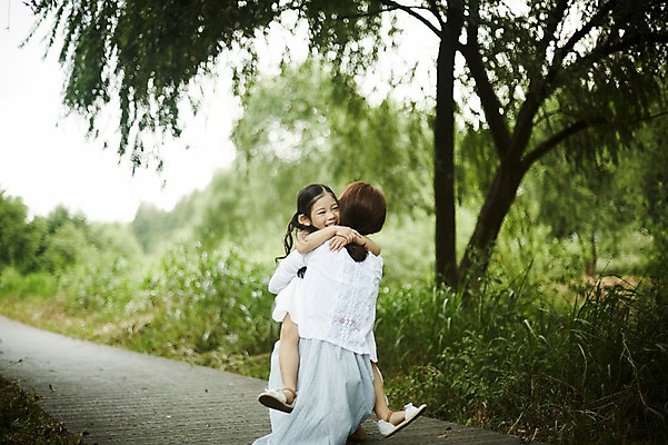 포토 JPG 주간 전신 나무 공원 여자 딸 어린이 포옹 모녀 엄마 미소 앉기 소녀 20대 성인 야외 두명 뒷모습 산책 산책로 한국인 여자만 국내포토 자연요소 식물 공공시설 길 뷰포인트 가족 안기 모션 휴식 표정 사람 동양인 청년 파일형식