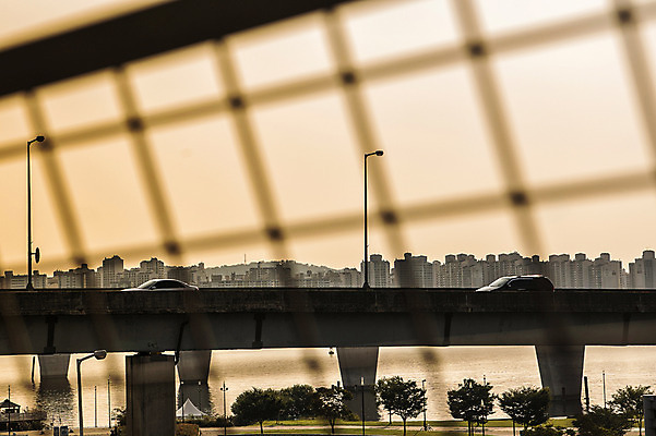 포토 JPG 주간 공원 도로 가로등 자동차 서울 풍경 빌딩 사람없음 야외 아웃포커스 도시풍경 노을 한강 가교 하늘공원 국내포토 자연요소 건축물 공공시설 길 육상교통 교통시설 한국 촬영기법 건물 도시 랜드마크 파일형식