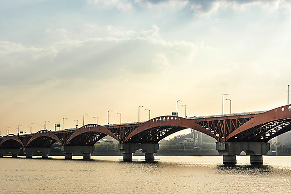 포토 JPG 주간 구름 공원 가로등 하늘 서울 풍경 사람없음 야외 한강 성산대교 가교 하늘공원 국내포토 자연요소 건축물 공공시설 한국 다리_건축물 랜드마크 파일형식