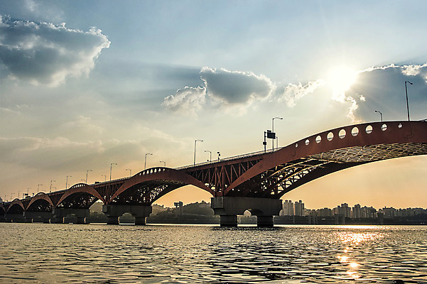 포토 JPG 주간 구름 물결 가로등 하늘 서울 풍경 빌딩 사람없음 야외 도시풍경 햇빛 한강 성산대교 가교 국내포토 자연요소 건축물 공공시설 한국 건물 태양 다리_건축물 도시 랜드마크 파일형식