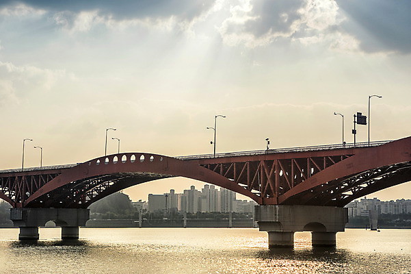 포토 JPG 주간 구름 가로등 하늘 서울 풍경 빌딩 사람없음 야외 도시풍경 햇빛 한강 성산대교 가교 국내포토 자연요소 건축물 공공시설 한국 건물 태양 다리_건축물 도시 랜드마크 파일형식