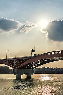 포토 JPG 주간 구름 가로등 하늘 서울 풍경 빌딩 사람없음 야외 도시풍경 햇빛 한강 성산대교 가교 국내포토 자연요소 건축물 공공시설 한국 건물 태양 다리_건축물 도시 랜드마크 파일형식