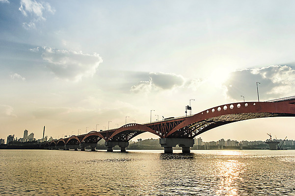 포토 JPG 주간 구름 가로등 하늘 서울 풍경 빌딩 사람없음 야외 도시풍경 햇빛 한강 성산대교 가교 국내포토 자연요소 건축물 공공시설 한국 건물 태양 다리_건축물 도시 랜드마크 파일형식