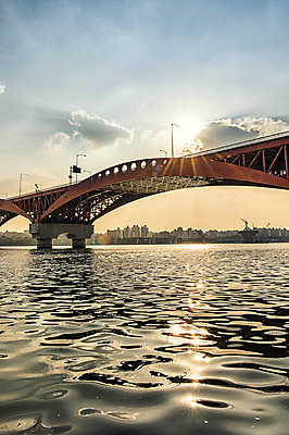 포토 JPG 주간 구름 물결 가로등 하늘 서울 풍경 빌딩 사람없음 야외 도시풍경 햇빛 반사 한강 성산대교 가교 국내포토 자연요소 건축물 공공시설 한국 건물 태양 다리_건축물 도시 랜드마크 파일형식