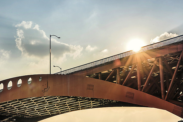 포토 JPG 주간 구름 가로등 하늘 서울 풍경 사람없음 야외 햇빛 한강 성산대교 가교 국내포토 자연요소 건축물 공공시설 한국 태양 다리_건축물 랜드마크 파일형식
