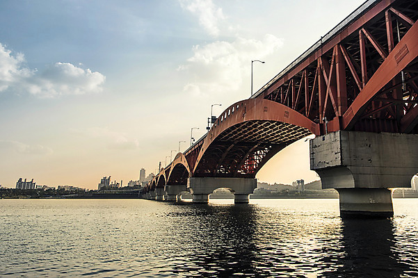 포토 JPG 주간 구름 물결 하늘 서울 풍경 빌딩 사람없음 야외 도시풍경 반사 한강 성산대교 가교 국내포토 자연요소 건축물 한국 건물 다리_건축물 도시 랜드마크 파일형식