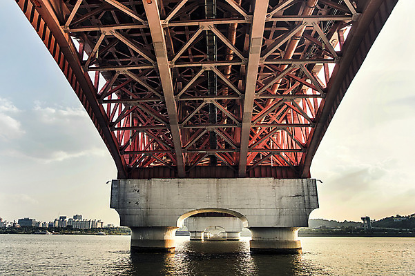포토 JPG 주간 물결 서울 풍경 빌딩 사람없음 야외 도시풍경 반사 한강 다리밑 성산대교 국내포토 자연요소 한국 건물 다리_건축물 도시 아래 랜드마크 파일형식