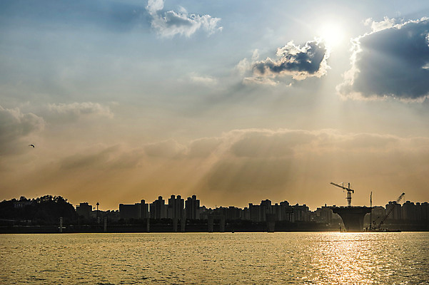 포토 JPG 주간 구름 물결 하늘 서울 풍경 빌딩 사람없음 야외 도시풍경 햇빛 노을 한강 성산대교 가교 국내포토 자연요소 건축물 한국 건물 태양 다리_건축물 도시 랜드마크 파일형식