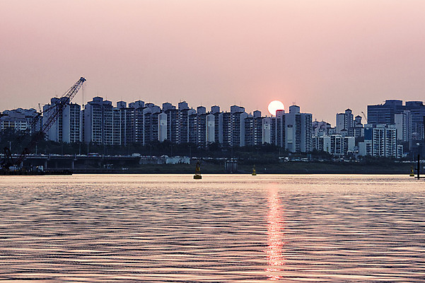 포토 JPG 주간 물결 서울 풍경 빌딩 사람없음 야외 도시풍경 반사 노을 도시 기중기 한강 성산대교 가교 국내포토 자연요소 건축물 한국 건물 다리_건축물 중장비 랜드마크 파일형식