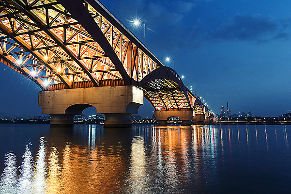 포토 JPG 야경 가로등 조명 서울 사람없음 야외 도시풍경 반사 한강 성산대교 가교 국내포토 건축물 공공시설 한국 풍경 다리_건축물 도시 야간 랜드마크 파일형식 풍경_경치