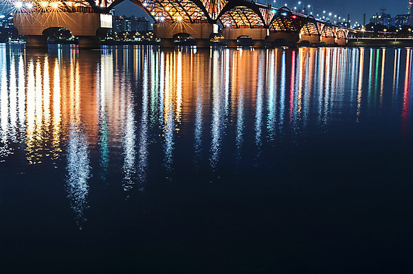 포토 JPG 야경 조명 서울 사람없음 야외 도시풍경 반사 한강 성산대교 가교 국내포토 건축물 한국 풍경 다리_건축물 도시 야간 랜드마크 파일형식 풍경_경치