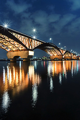 포토 JPG 야경 가로등 조명 서울 사람없음 야외 도시풍경 반사 한강 성산대교 가교 국내포토 건축물 공공시설 한국 풍경 다리_건축물 도시 야간 랜드마크 파일형식 풍경_경치