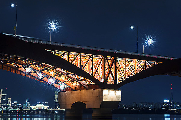 포토 JPG 야경 가로등 조명 서울 사람없음 야외 도시풍경 반사 한강 성산대교 가교 국내포토 건축물 공공시설 한국 풍경 다리_건축물 도시 야간 랜드마크 파일형식 풍경_경치