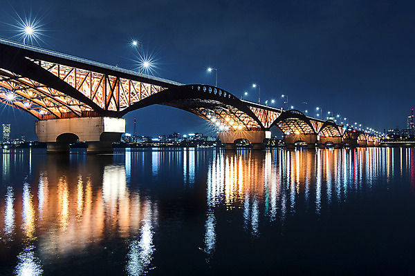 포토 JPG 야경 가로등 조명 서울 사람없음 야외 도시풍경 반사 한강 성산대교 가교 국내포토 건축물 공공시설 한국 풍경 다리_건축물 도시 야간 랜드마크 파일형식 풍경_경치