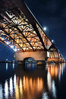 포토 JPG 야경 가로등 조명 서울 사람없음 야외 도시풍경 반사 한강 성산대교 가교 국내포토 건축물 공공시설 한국 풍경 다리_건축물 도시 야간 랜드마크 파일형식 풍경_경치