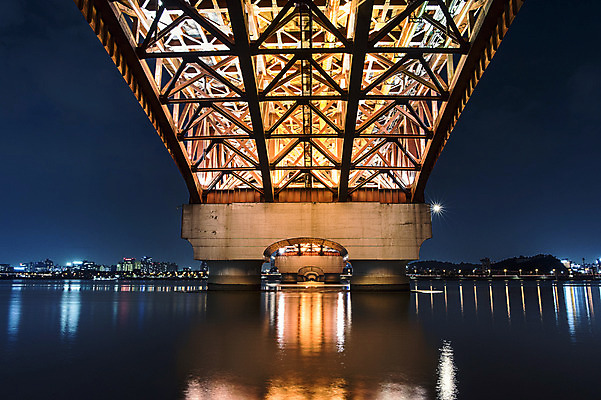 포토 JPG 야경 조명 서울 사람없음 야외 도시풍경 반사 한강 다리밑 성산대교 국내포토 한국 풍경 다리_건축물 도시 야간 아래 랜드마크 파일형식 풍경_경치