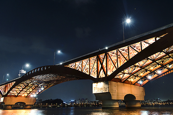 포토 JPG 야경 가로등 조명 서울 사람없음 야외 도시풍경 반사 한강 성산대교 가교 국내포토 건축물 공공시설 한국 풍경 다리_건축물 도시 야간 랜드마크 파일형식 풍경_경치