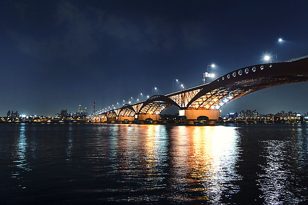 포토 JPG 야경 가로등 조명 서울 사람없음 야외 도시풍경 반사 한강 성산대교 가교 국내포토 건축물 공공시설 한국 풍경 다리_건축물 도시 야간 랜드마크 파일형식 풍경_경치