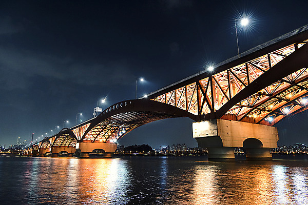 포토 JPG 야경 가로등 조명 서울 사람없음 야외 도시풍경 반사 한강 성산대교 가교 국내포토 건축물 공공시설 한국 풍경 다리_건축물 도시 야간 랜드마크 파일형식 풍경_경치