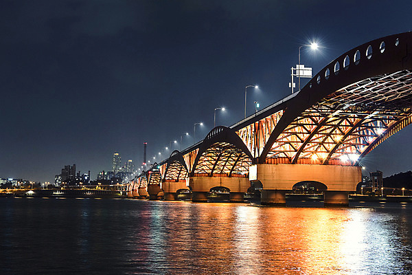 포토 JPG 야경 가로등 조명 서울 사람없음 야외 도시풍경 반사 한강 성산대교 가교 국내포토 건축물 공공시설 한국 풍경 다리_건축물 도시 야간 랜드마크 파일형식 풍경_경치