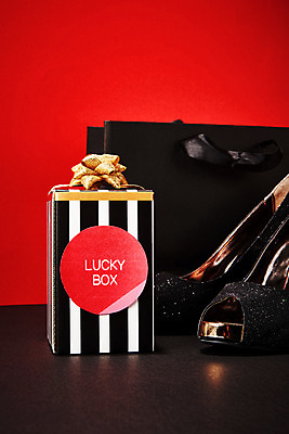 포토 JPG 구두 사람없음 빨간색 쇼핑 쇼핑백 검은색 블랙프라이데이 럭키박스 국내포토 컬러 신발 가방 데이이벤트 파일형식