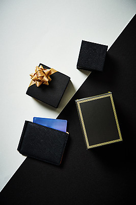 포토 JPG 사람없음 선물상자 쇼핑 검은색 신용카드 지갑 블랙프라이데이 국내포토 컬러 데이이벤트 선물 금융 상자 파일형식