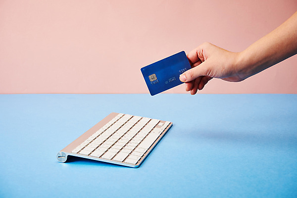 포토 JPG 손 모바일 한명 신체부위 쇼핑 키보드 신용카드 모바일쇼핑 온라인구매 국내포토 1 사람 금융 온라인쇼핑 파일형식