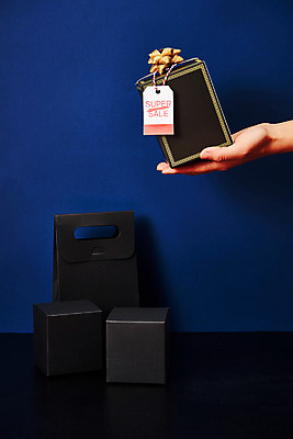 포토 JPG 손 한명 신체부위 선물상자 쇼핑 세일 검은색 블랙프라이데이 국내포토 1 컬러 데이이벤트 선물 사람 상자 파일형식