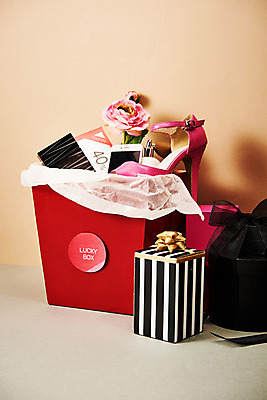 포토 JPG 꽃 구두 사람없음 선물상자 스마트폰 쇼핑 세일 쿠폰 럭키박스 국내포토 식물 신발 선물 핸드폰 스마트기기 상자 파일형식