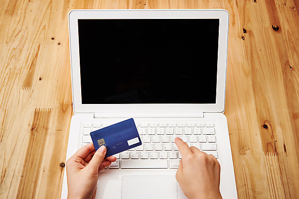 포토 JPG 손 모바일 한명 신체부위 노트북 쇼핑 신용카드 모바일쇼핑 온라인구매 국내포토 1 사람 금융 전자제품 온라인쇼핑 파일형식