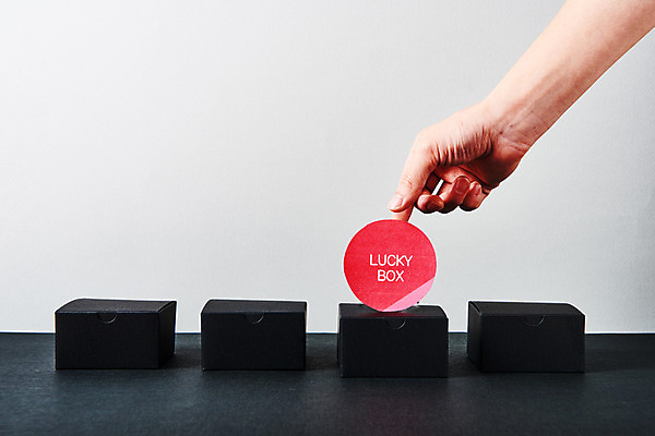 포토 JPG 손 한명 신체부위 쇼핑 세일 검은색 종이상자 블랙프라이데이 럭키박스 국내포토 1 컬러 데이이벤트 사람 상자 파일형식