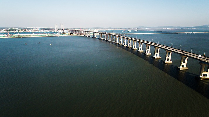 포토 JPG 주간 도로 바다 풍경 사람없음 야외 가을 충청남도 항공촬영 가교 당진 국내포토 자연요소 건축물 계절 길 뷰포인트 교통시설 충청도 파일형식