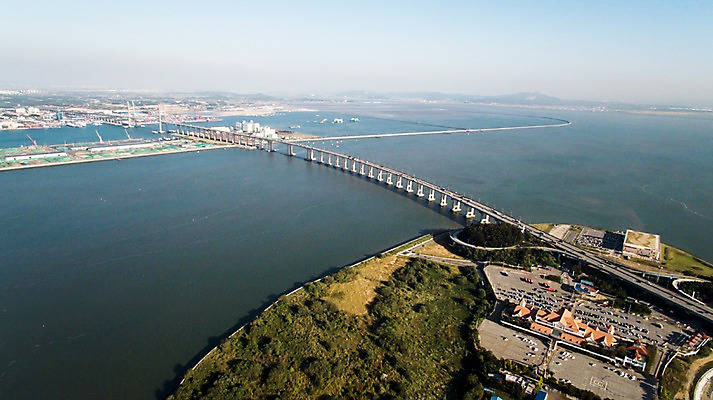 포토 JPG 주간 도로 바다 풍경 사람없음 야외 가을 충청남도 항공촬영 가교 당진 국내포토 자연요소 건축물 계절 길 뷰포인트 교통시설 충청도 파일형식