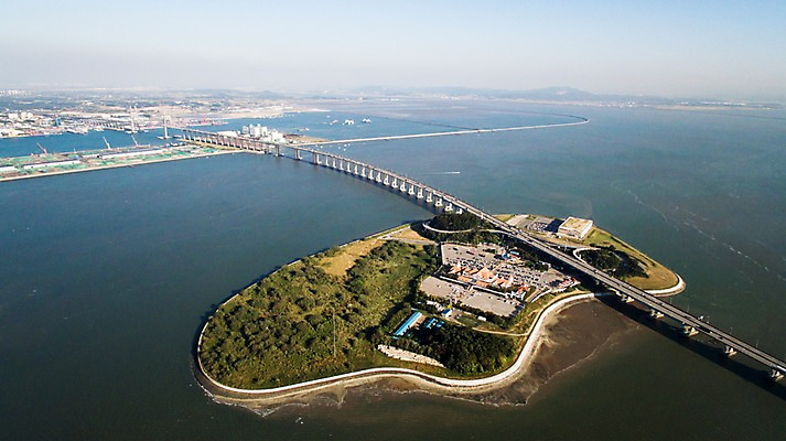 포토 JPG 주간 도로 바다 풍경 사람없음 야외 가을 충청남도 항공촬영 가교 당진 국내포토 자연요소 건축물 계절 길 뷰포인트 교통시설 충청도 파일형식